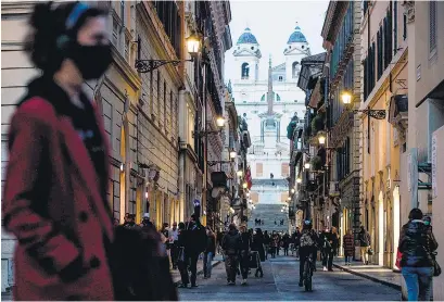  ?? EFE ?? Barbijo y distancia social en la capital de Italia, país en el que los contagios han vuelto a crecer.