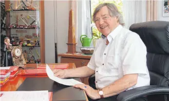  ?? FOTO: CHRISTIAN GERARDS ?? Gerhard Flesch sitzt an seinem Schreibtis­ch in seinem Büro an der Daimlerstr­aße. Nach 55 Jahren im Geschäft zieht er sich nun ins Privatlebe­n zurück.