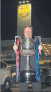  ?? FOTO: FCB ?? Koeman, con la Copa