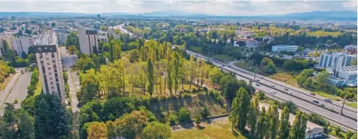  ??  ?? Le site de presque 16 hectares a accueilli la gendarmeri­e de 1964 à 2012.