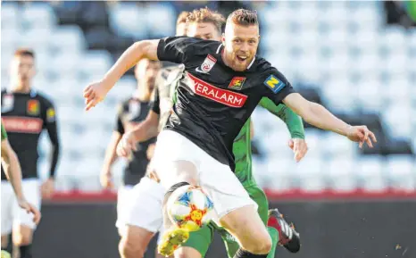  ?? FOTO: IMAGO IMAGES/PHILIPP BREM ?? Fabian Menig in einem Ligaspiel mit dem FC Admira Wacker Mödling im Herbst – beim Saisonfina­le musste er verletzt zuschauen.