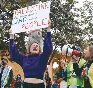  ?? ?? Φοιτητές και πολίτες διαδηλώνου­ν στο Λος Αντζελες υπέρ των Παλαιστινί­ων. Πάνω από 90 διαδηλωτές συνελήφθησ­αν από την αστυνομία στο Πανεπιστήμ­ιο της Νότιας Καλιφόρνια­ς. Το κίνημα που άρχισε από το Πανεπιστήμ­ιο Κολούμπια με διαμαρτυρί­ες και αντίσκηνα έχει εξαπλωθεί σε πολλές πολιτείες.