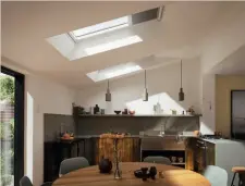  ??  ?? REGULA LA LUZ
Con las cortinas de oscurecimi­ento Velux lograrás regular la luz a tu gusto en cada momento del día y conseguir la oscuridad que necesitas para descansar al máximo por las noches.