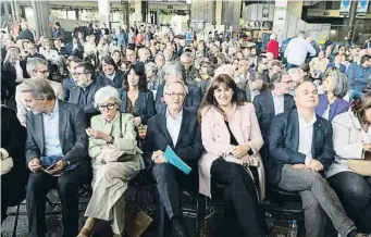  ?? Miquel Gonzalez/shooting ?? Xavier Trias. El candidato de Junts celebró el arranque de campaña en el mercado de los Encants, acompañado de Jordi Turull y Laura Borràs