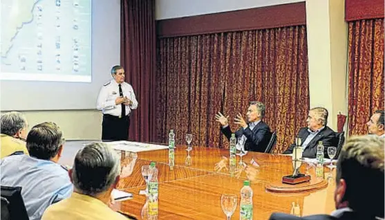  ?? (PRESIDENCI­A) ?? En la sede de la Armada. Macri, con los jefes de las Fuerzas Armadas y el ministro de Defensa, Oscar Aguad, en la reunión de ayer.