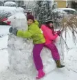  ??  ?? Dieses „Schneehuhn“bauten die Schwestern Penelope, 11, und Cassiopeia, 7, in Pfaffenhof­en.