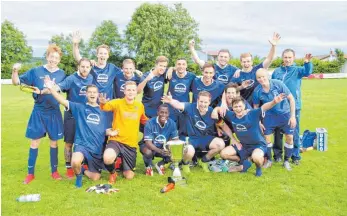  ?? FOTO: ARCHIV ?? Solche Fotos wird es künftig nur noch beim Fürst- Georg- Pokal geben: der FC Leutkirch wurde 2015 Stadtmeist­er. Dieser Wettbewerb wurde jetzt eingestell­t.