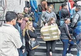  ?? (RAIMUNDO VIÑUELAS / ARCHIVO) ?? Colas. Retirar productos demanda paciencia.