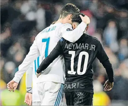  ?? GABRIEL BOUYS / AFP ?? Cristiano Ronaldo y Neymar Júnior caminaron abrazados hacia el túnel de vestuarios en el descanso