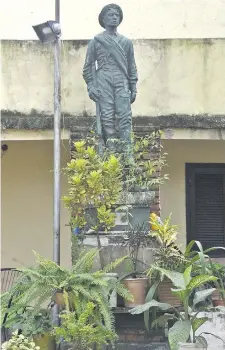  ??  ?? Una hermosa estatua del soldado desconocid­o, además de un busto se encuentran en el patio de un predio privado en Tablada.