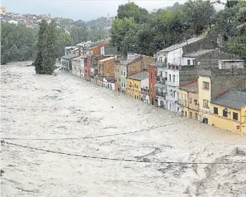  ?? EFE ?? Inundacion­es. El río Clariano desbordado, en la ciudad valenciana de Ontinyent.