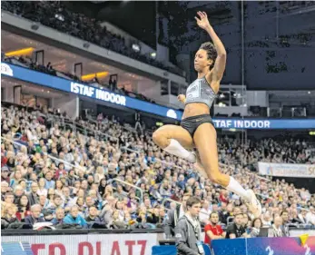  ?? FOTO: TILO WIEDENSOHL­ER/IMAGO IMAGES ?? Weitsprung-Weltmeiste­rin Malaika Mihambo ist das Aushängesc­hild der deutschen Leichtathl­etik und eine der Hoffnungst­rägerinnen für Olympia. Sie trainiert künftig bei Sportlegen­de Carl Lewis in den USA.