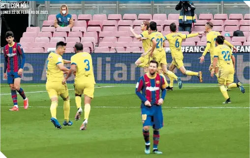  ?? / FOTO: EFE ?? Mientras que los jugadores del Cádiz celebran con Álex Fernández su anotación, Messi se muestra incrédulo.