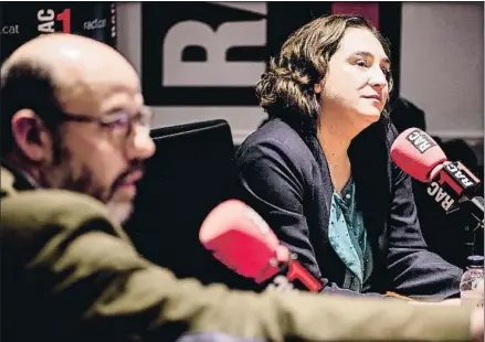  ?? XAVIER CERVERA ?? La alcaldesa de Barcelona y líder de CatComú, Ada Colau, entrevista­da ayer por Jordi Basté en RAC1