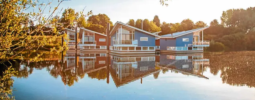  ??  ?? The floating Meuse Villas of Netherland­s combine luxury with resilience.