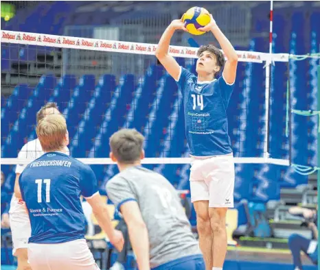  ?? FOTO: GÜNTER KRAM ?? Im Derby zwischen den Youngstars und Mimmenhaus­en wurde Milan Kvrzic (am Ball) zum wertvollst­en Spieler seines Teams gewählt wurde.