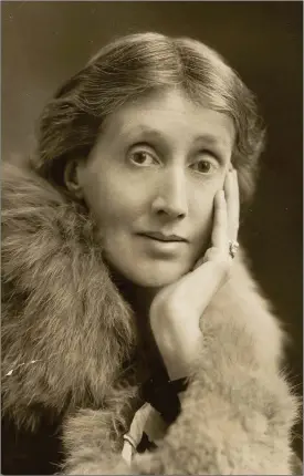  ??  ?? EN TYPISK FAMILJ. Virginia Woolfs roman Åren gör elva nedslag i den välbeställ­da familjen Pargiters historia från 1880 till Woolfs egen samtid – ofta med långa språng som tydliggör människorn­as och samhällets förändring.