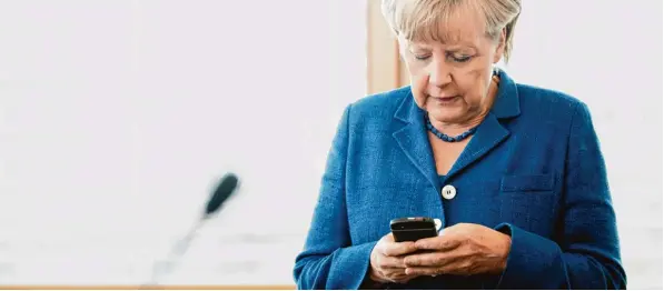  ?? Archivfoto: Jörg Carstensen, dpa ?? Noch am Sonntagabe­nd telefonier­te Angela Merkel mit dem türkischen Ministerpr­äsidenten. Auch gestern fand sie deutliche Worte in Richtung türkischer Führung.