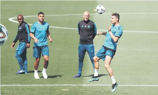  ?? — Gambar Reuters ?? PERSIAPAN RAPI: Zidane (dua kanan) memerhatik­an pergerakan Ronaldo (kanan) ketika melakukan tandukan pada sesi latihan di Madrid, Sepanyol Selasa lepas.