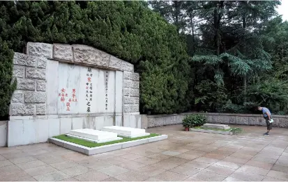  ??  ?? A man bows to the tomb of Soong Ching Ling, former honorary chiarman of the People’s Republic of China, at her mausoleum in Shanghai’s Changning District. — Jiang Xiaowei