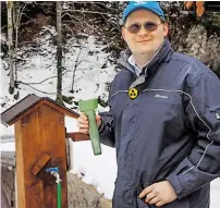  ?? BILD: SN/THOMAS AUINGER ?? Der Regenmesse­r, den Franz Kloiber in der Hand hält, leistet in Hintersee treue Dienste.