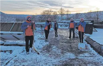  ?? FOTO: BERGWACHT DONAU-HEUBERG ?? Geht es darum, eine Person aus einem unwegsamen Gelände zu retten, eilt die Bergwacht Donau-Heuberg zur Hilfe. Doch nicht nur zu Einsätzen, bei denen es um Menschenle­ben geht, wird die Bergwacht gerufen. Diese Woche hat sie auch dabei geholfen, das Dach der Fridinger Sporthalle von den Schneemass­en zu befreien.