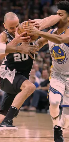  ?? AP ?? Tutta la grinta di Manu Ginobili, 40 anni, 132 vittorie nei playoff