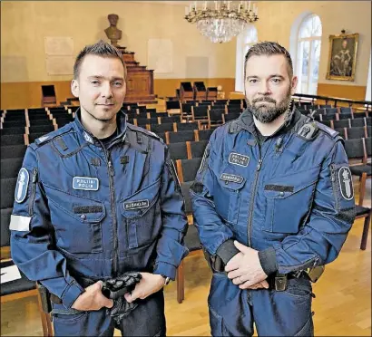  ?? Foto: KristoFFer Åberg ?? Håkan Björklöf och Christian Romberg var på charmoffen­siv i Borgå gymnasium på måndagsför­middagen. Därifrån åkte de till Sibbo gymnasium.