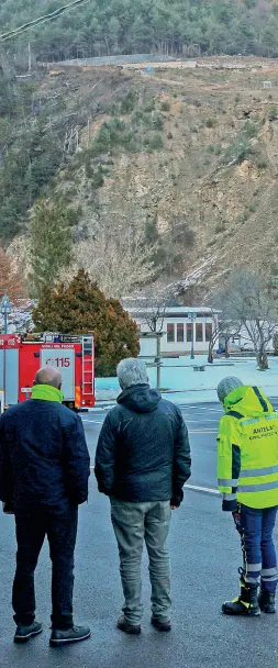  ??  ?? Sotto la lente Tecnici e vigili del fuoco monitorano la frana a Perarolo (Zanfron)