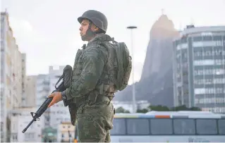  ??  ?? Militar monta guarda na Enseada de Botafogo, na Zona Sul, que recebeu soldados por toda a orla