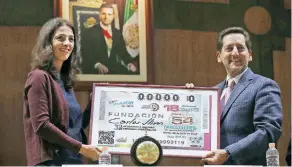  ??  ?? En conmemorac­ión del 32 aniversari­o de la Fundación Carlos Slim, Vanessa Slim (izq.) recibió el billete de la Lotenal con la insignia de la institució­n que lleva el nombre de su padre.