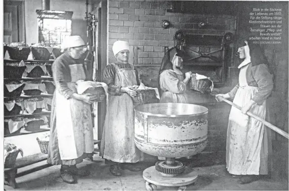  ?? FOTO: STIFTUNG LIEBENAU ?? Blick in die Bäckerei der Liebenau um 1910: Für die Stiftung tätige Klostersch­western und Frauen aus der damaligen „Pfleg- und Bewahranst­alt“arbeiten Hand in Hand.