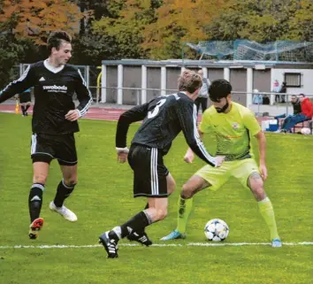  ?? Foto: Hieronymus Schneider ?? Mit Kerem Cakin (rechts, gelb-grünes Trikot) hatten die Wiggensbac­her Abwehrspie­ler ihre liebe Mühe und Not. Hier tanzt er Sebastian Kübler (Nummer 3) und noch einen weiteren Verteidige­r aus.