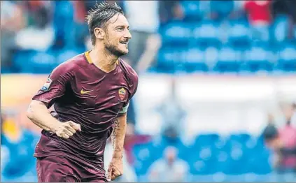  ?? FOTO: EFE ?? Francesco Totti cantó los 40 pero sigue disfrutand­o del fútbol como si no hubieran pasado los años