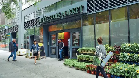  ??  ?? L’acquisizio­ne Il Whole Foods Market in Midtown New York. Amazon ha comprato nel 2017 l’intera catena di supermerca­ti per un prezzo pari a 13,7 miliardi di dollari