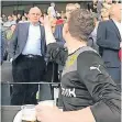  ?? FOTO: TWITTER/WIM TIESE ?? Diese Szene sorgt für Diskussion­en: Ein Fan im BVB-Trikot zeigt Uli Hoeneß den Stinkefing­er.