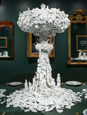  ??  ?? The artist created a mushroom cloud from broken pieces of porcelain.