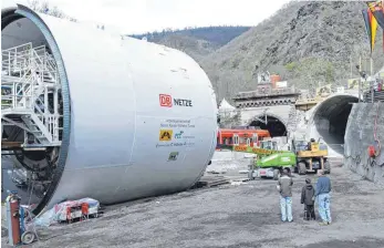  ?? FOTO: IMAGO/THOMAS FREY ?? Um einen Tunnel durch den Molldiete zu treiben, wird eine ähnliche Bohrmaschi­ne gebraucht wie auf dem Bild.