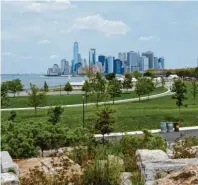  ?? Foto: Dörte Nohrden/tmn ?? Hier ist der „Concrete Jungle“New Yorks weit weg: Blick von Governors Island auf die Skyline Manhattans.