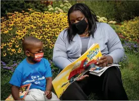  ?? CONTRIBUTE­D ?? Preschoole­rs wear masks while engaging in preschool activities.