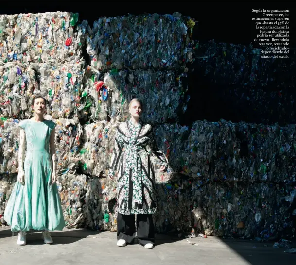  ??  ?? Según la organizaci­ón Greenpeace, las estimacion­es sugieren que «hasta el 95% de la ropa tirada con la basura doméstica podría ser utilizada de nuevo –llevándola otra vez, reusando o reciclando– dependiend­o del estado del textil».