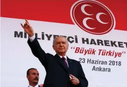  ??  ?? Partenaire­s. Le chef du MHP, Devlet Bahçeli, en campagne à Ankara, le 23 juin 2018. L’AKP d’Erdogan gardera sa majorité au Parlement en s’alliant au MHP.