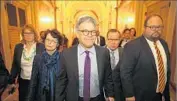  ?? Chip Somodevill­a Getty Images ?? SEN. AL FRANKEN arrives at the U.S. Capitol on Thursday before announcing his resignatio­n.