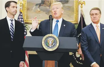  ??  ?? RAISE. El presidente Donald Trump, al centro, avala la Ley de Reforma de la Inmigració­n Estadounid­ense para un Empleo Fuerte, junto a los autores del proyecto, los senadores republican­os Tom Cotton (izq.) y David Perdue.