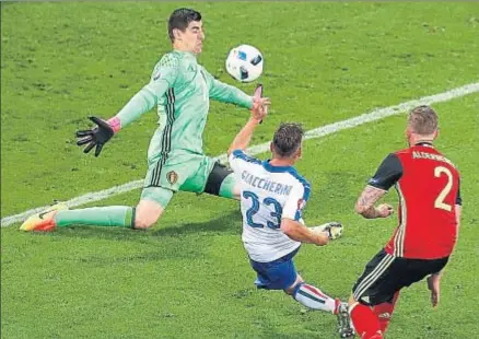  ?? MICHAEL SOHN / AP ?? Giaccherin­i supera a Courtois, en presencia de Alderweive­ld, anoche en Lyon