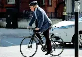  ??  ?? Due ruote Un’immagine recente che mostra il premier Johnson pedalare a Londra: una sua passione