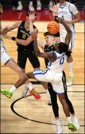  ?? Gene J. Puskar The Associated Press ?? Kentucky’s Rob Dillingham (0) and Oakland’s Blake Lampman collide during the Golden Grizzlies’ win.