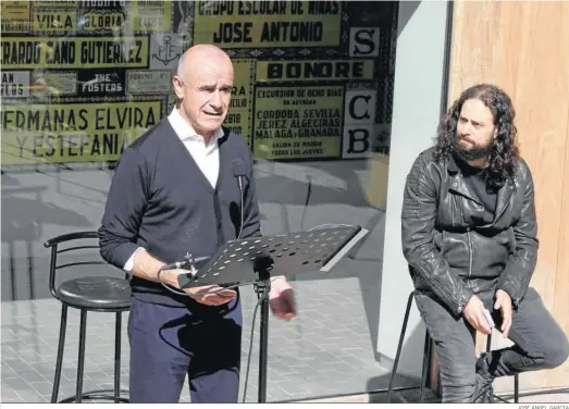  ?? JOSÉ ÁNGEL GARCÍA ?? Antonio Muñoz, alcalde de Sevilla, durante la presentaci­ón del Femás’22 junto a su director, Fahmi Alqhai.