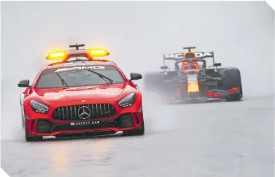  ??  ?? Las condicione­s del clima afectaron a los pilotos al tener escasa visibilida­d, siendo guiados por el Safety Car.