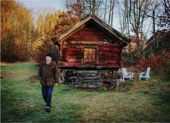  ?? FOTO: KRISTIN ELLEFSEN ?? Jostein Andreassen foran Røstadbure­t i Søgne. Dette blir det offisielt eldste trebygget i Kristiansa­nd når kommunen slås sammen med Søgne og Songdalen til neste år.